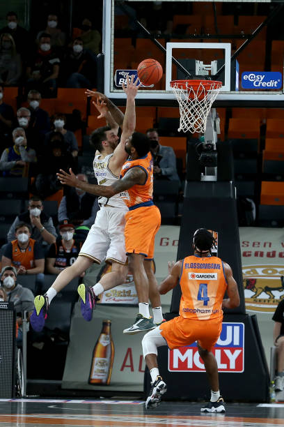 他在关键时 他在关键时