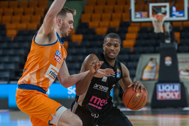 他在一个同 他在一个同